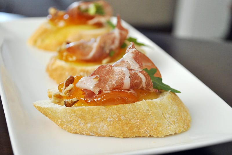 Canapé de Brie e Geleia de Damasco